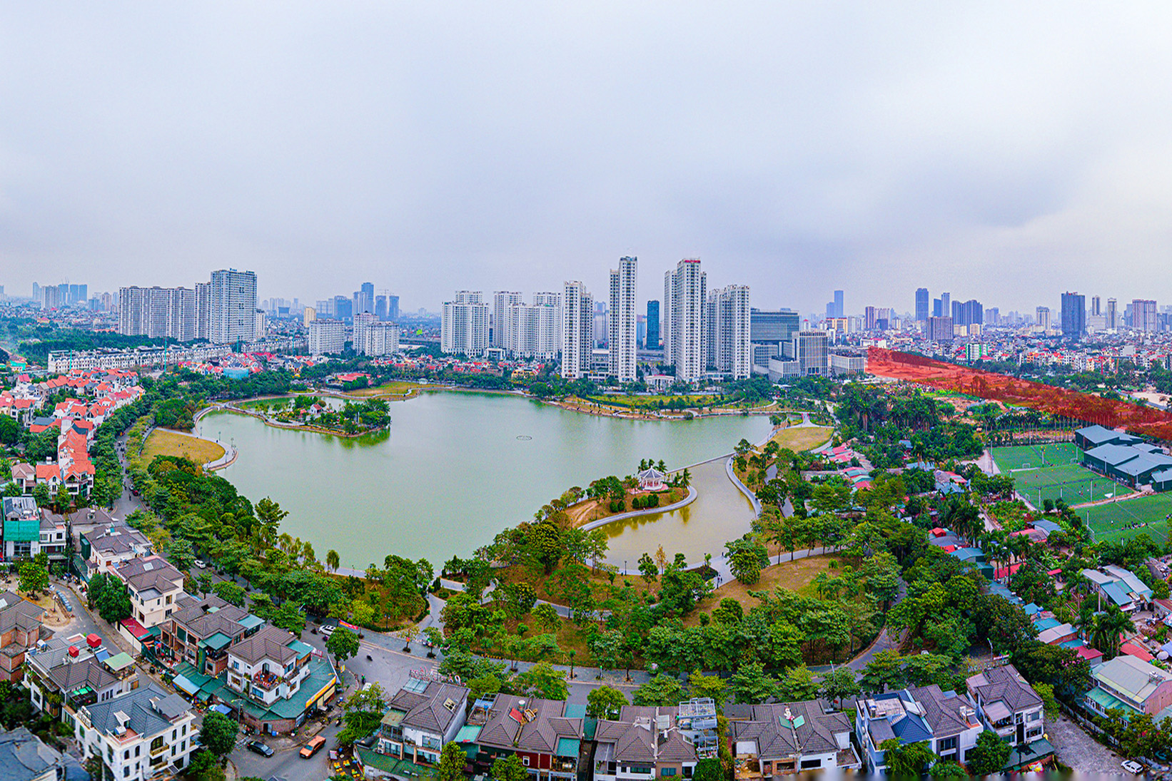 Khi tuyến đường này hoàn thành, hàng loạt dự án xung quanh khu vực quy hoạch của tuyến được hưởng lợi. Đặc biệt, các dự khu vực phía Tây thủ đô, gồm: Khu đô thị Thành phố giao lưu, dự án Goldmark City, Hateco Apollo Xuân Phương, dự án khu nhà ở Phú Diễn - Minh Giang... Trong ảnh là toàn cảnh Khu đô thị Thành phố giao lưu, khu vực có đường Nguyễn Văn Huyên kéo dài đi qua.